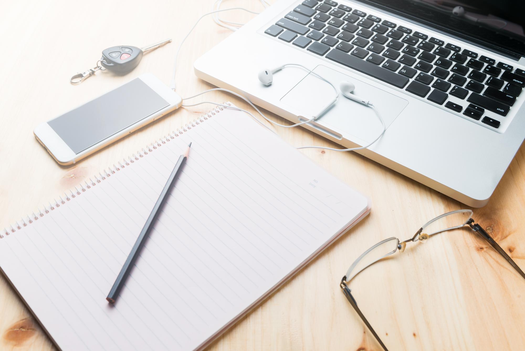Arbeitsplatz mit Notizen und Laptop